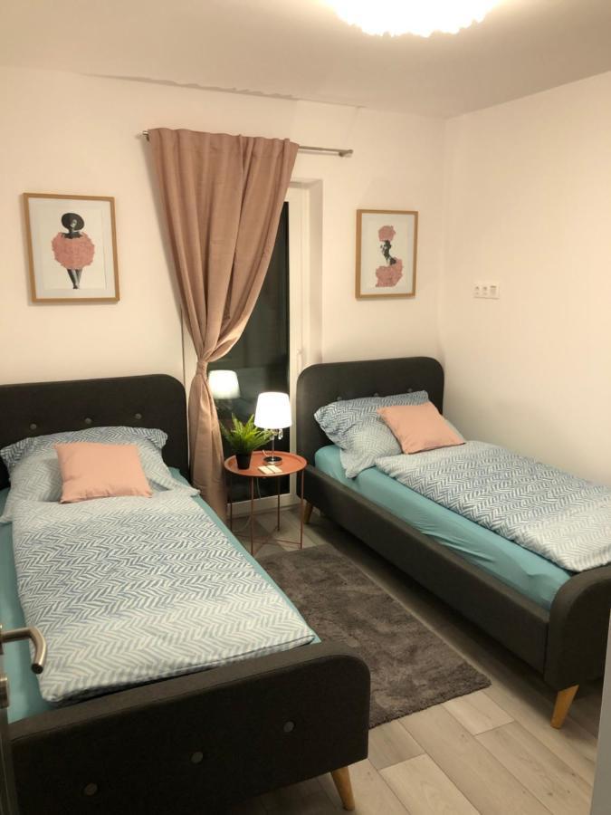 Szeged Gyoengye Delux Apartment Luaran gambar